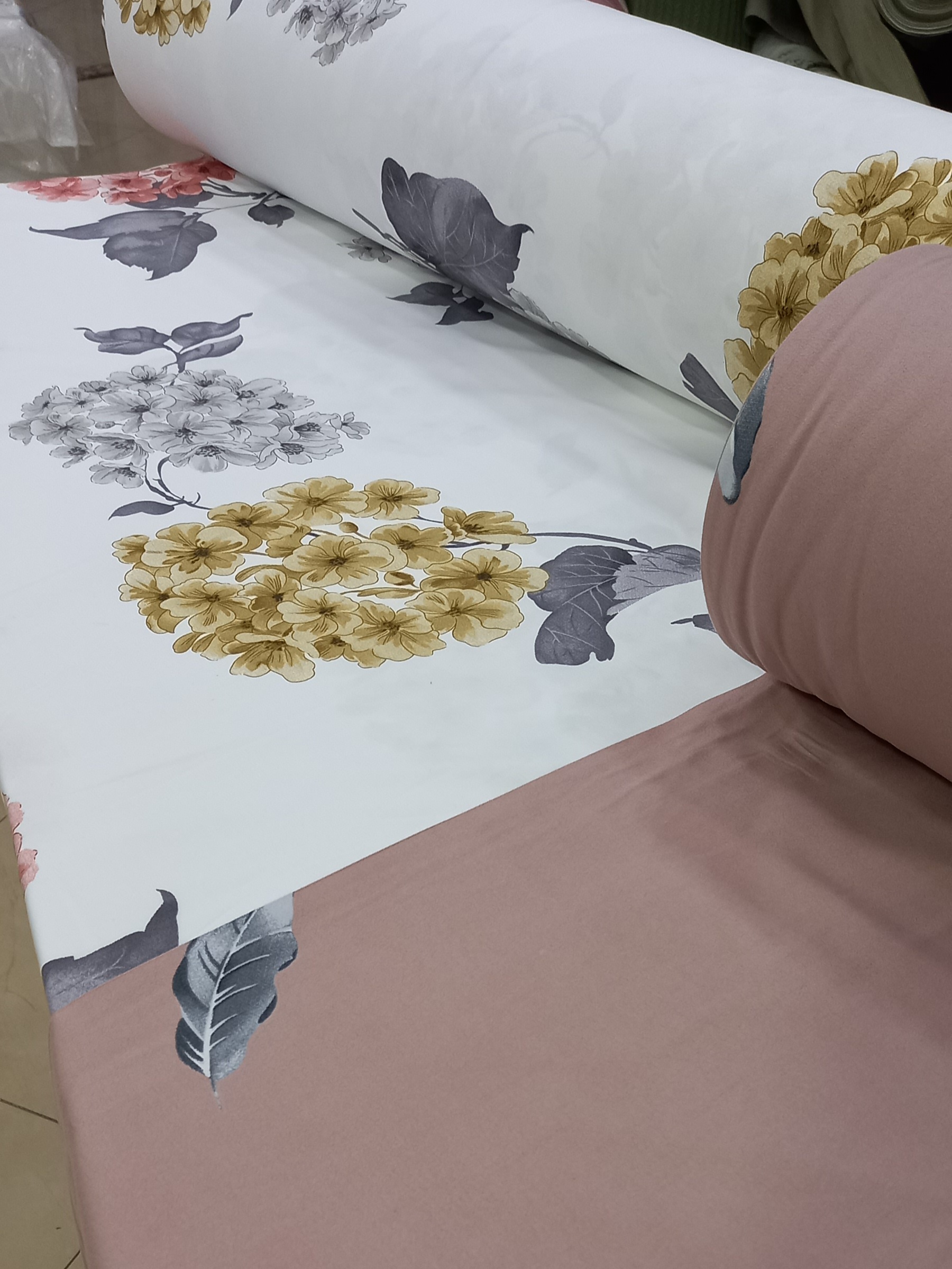 پارچه ملحفه عرض 250 جنس میکرو براش طرح گل شمعدانی